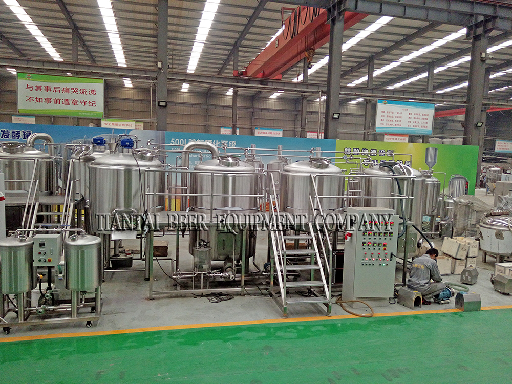 <b>2000Л пивзаводы и пивоваренные оборудования в цехе</b>